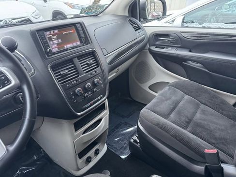 Used 2019 Dodge Grand Caravan SE w/ UConnect Hands-Free Group image 17