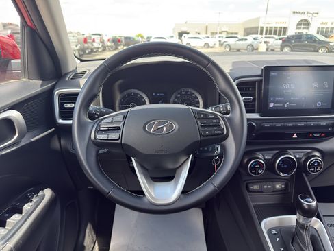 Used 2022 Hyundai Venue SEL FWD image 14