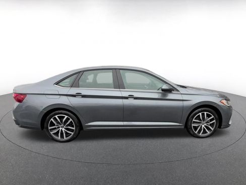Used 2025 Volkswagen Jetta SE FWD image 16