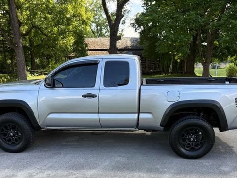 Used 2019 Toyota Tacoma SR w/ SX Package RWD image 9