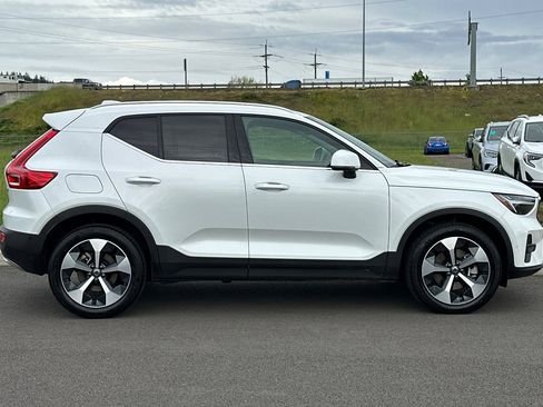Used 2025 Volvo XC40 B5 Plus AWD/4WD image 2