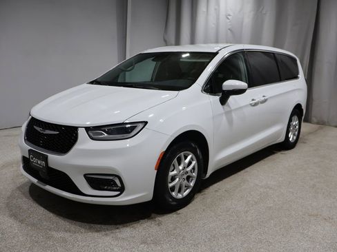 Used 2023 Chrysler Pacifica Touring-L image 5