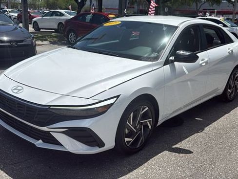 Used 2025 Hyundai Elantra SEL FWD image 3