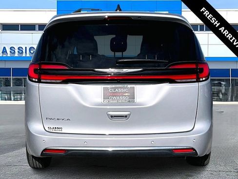 Used 2024 Chrysler Pacifica Touring-L image 6