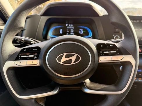 Used 2025 Hyundai Elantra Blue image 26