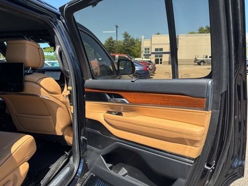 Used 2022 Jeep Grand Wagoneer Series III w/ Rear Seat Video Group 1 AWD/4WD image 26
