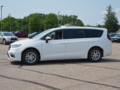 Used 2023 Chrysler Pacifica Touring-L FWD image 7