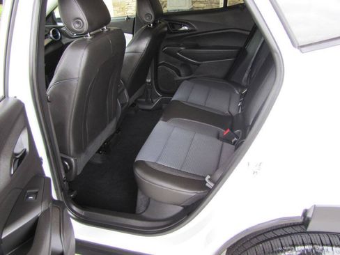 Used 2025 Chevrolet Trax LT w/ Driver Confidence Package FWD image 17