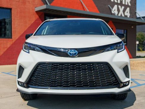 Used 2025 Toyota Sienna XSE w/ XSE Plus Package image 2