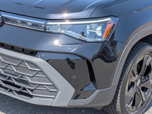 Used 2025 Volkswagen Taos SE image 9