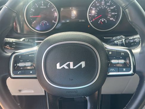 Used 2024 Kia Carnival EX FWD image 12