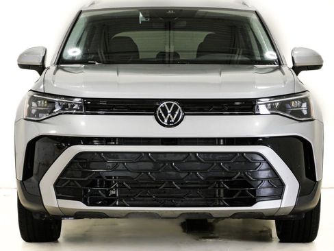 Used 2025 Volkswagen Taos SE image 2