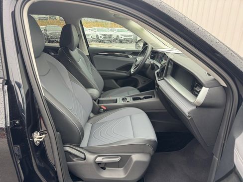Used 2025 Volkswagen Tiguan SE FWD image 30