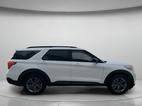 Certified 2022 Ford Explorer XLT w/ Equipment Group 202A RWD image 32