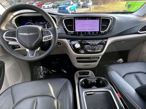 Used 2024 Chrysler Pacifica Touring-L image 15