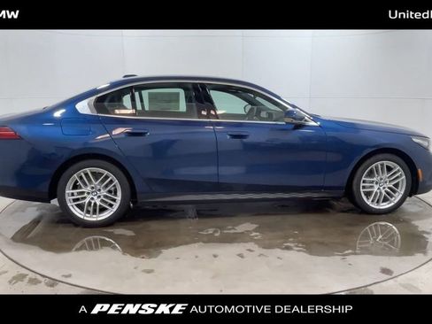 Used 2025 BMW 530i xDrive w/ Premium Package image 9