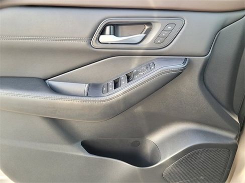 Used 2023 Nissan Rogue SL image 27