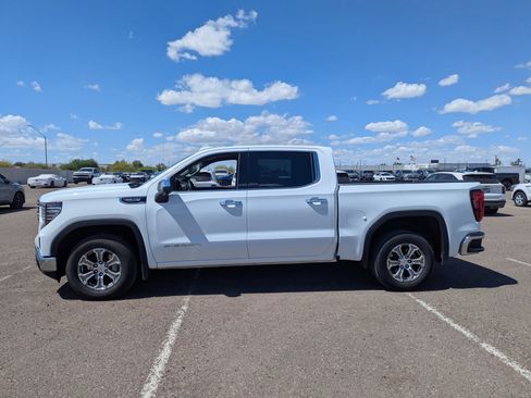 Used 2025 GMC Sierra 1500 SLT image 2