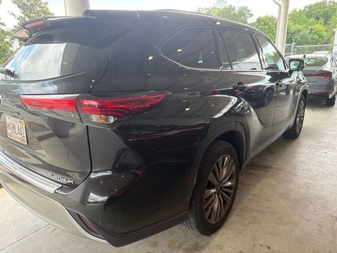 Used 2021 Toyota Highlander Platinum FWD image 3