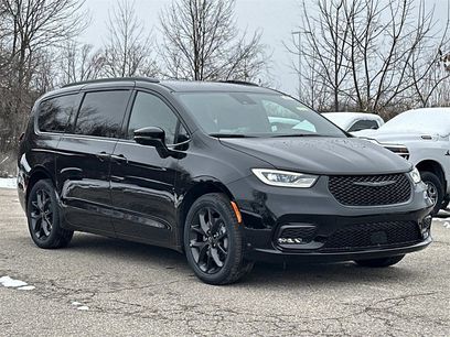 New 2026 Chrysler Pacifica Select
