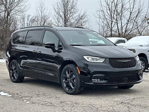 New 2026 Chrysler Pacifica Select image 1