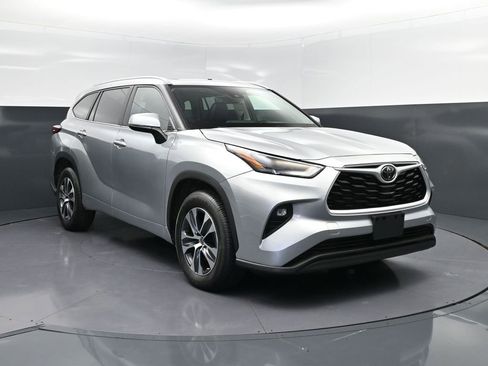 Used 2023 Toyota Highlander XLE image 9