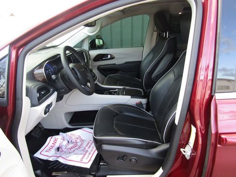 Used 2023 Chrysler Pacifica Limited image 26