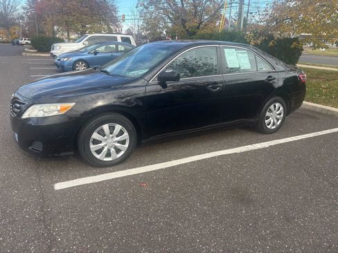 Used 2011 Toyota Camry LE image 2
