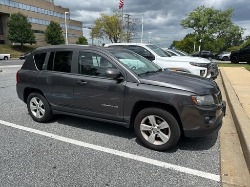 Used 2014 Jeep Compass Latitude w/ Sun/Sound Group AWD/4WD image 3