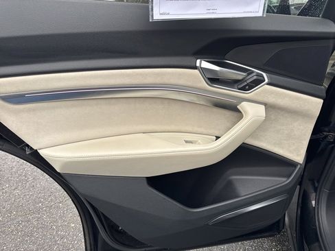 Used 2019 Audi e-tron Prestige w/ Prestige Package image 41