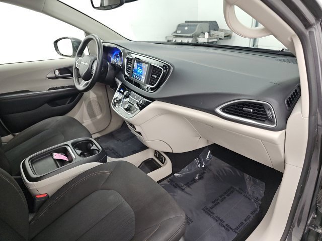 Used 2020 Chrysler Pacifica Touring w/ Cold Weather Group FWD image 37