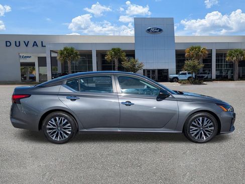 Used 2024 Nissan Altima 2.5 SV image 2