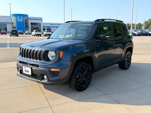 Used 2023 Jeep Renegade Altitude w/ Sun/Sound Group AWD/4WD image 3