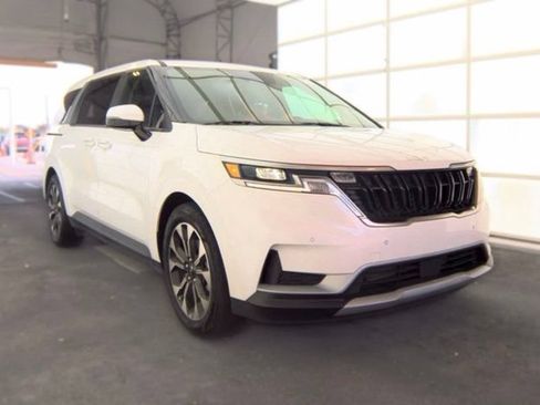 Used 2024 Kia Carnival EX FWD image 2
