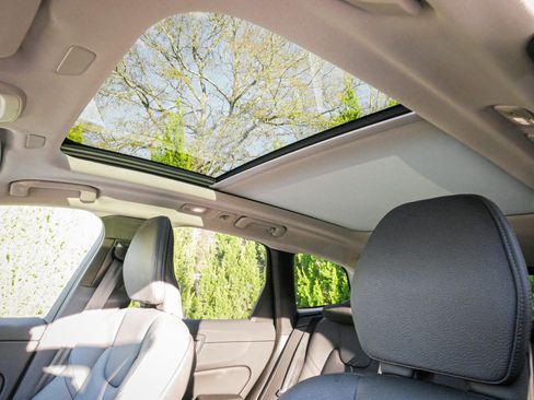 Used 2025 Volvo XC60 B5 Plus image 28