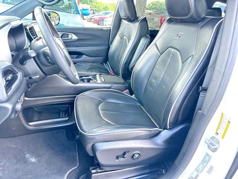 Used 2025 Chrysler Pacifica Limited FWD image 17