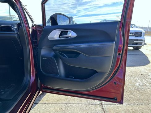 Used 2020 Chrysler Pacifica Limited w/ Advanced Safetytec Group image 16