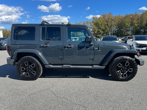 Used 2018 Jeep Wrangler Unlimited Sahara image 11