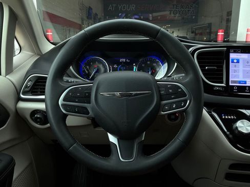 Used 2024 Chrysler Pacifica Touring-L FWD image 41