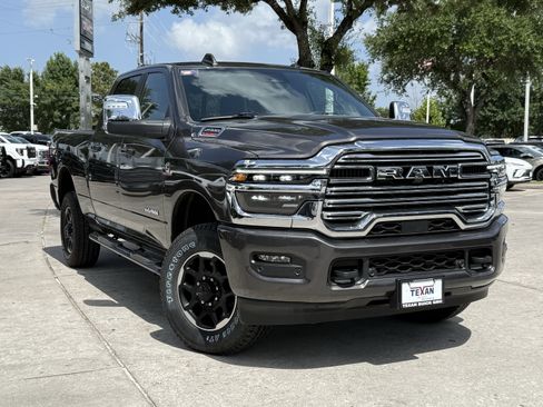 Used 2025 RAM 2500 Laramie AWD/4WD image 2