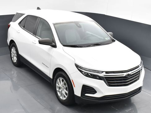 Used 2022 Chevrolet Equinox LS w/ LS Convenience Package FWD image 2