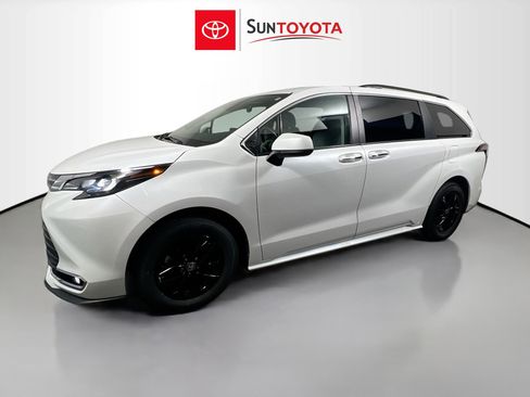 Used 2024 Toyota Sienna XLE FWD image 9