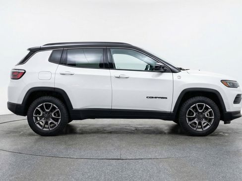 Used 2025 Jeep Compass Trailhawk AWD/4WD image 11