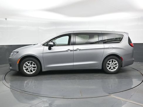 Used 2017 Chrysler Pacifica Touring FWD image 10