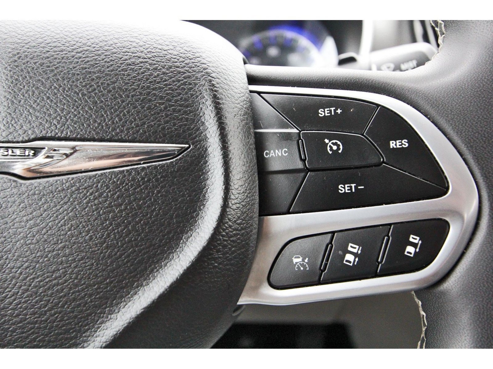 Used 2024 Chrysler Pacifica Touring-L FWD image 18