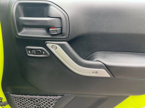 Used 2016 Jeep Wrangler Rubicon w/ Power Convenience Group image 19