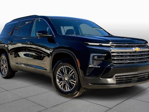 Used 2025 Chevrolet Traverse LT FWD image 3