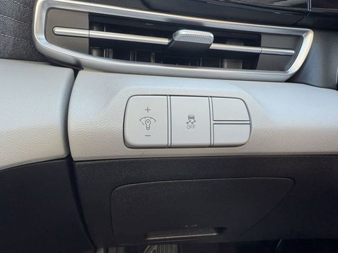 New 2025 Hyundai Elantra Limited FWD image 17