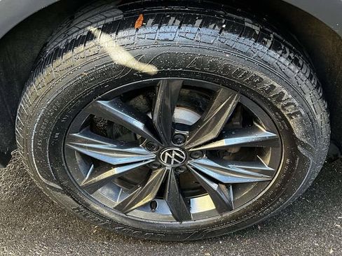 Certified 2023 Volkswagen Tiguan SE w/ Panoramic Sunroof Package image 9