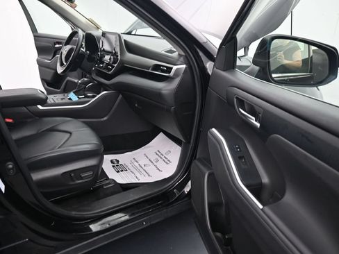 Used 2022 Toyota Highlander XLE AWD/4WD image 24